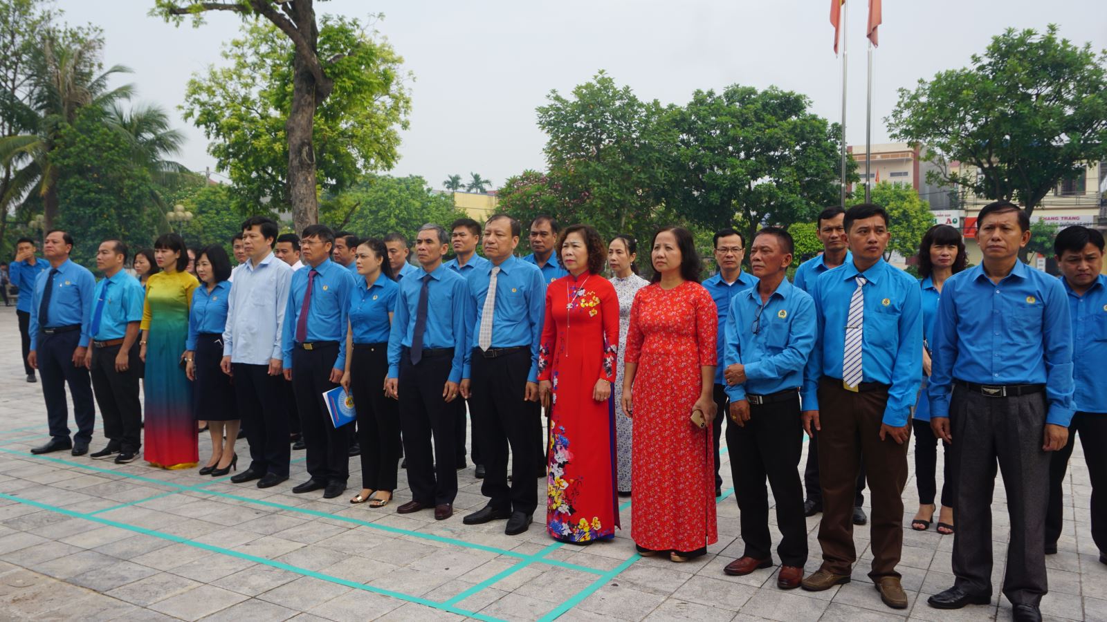 Đoàn cán bộ công đoàn tiêu biểu dâng hương tưởng niệm đồng chí Nguyễn Văn Linh Đoàn cán bộ công đoàn tiêu biểu dâng hương tưởng niệm đồng chí Nguyễn Văn Linh